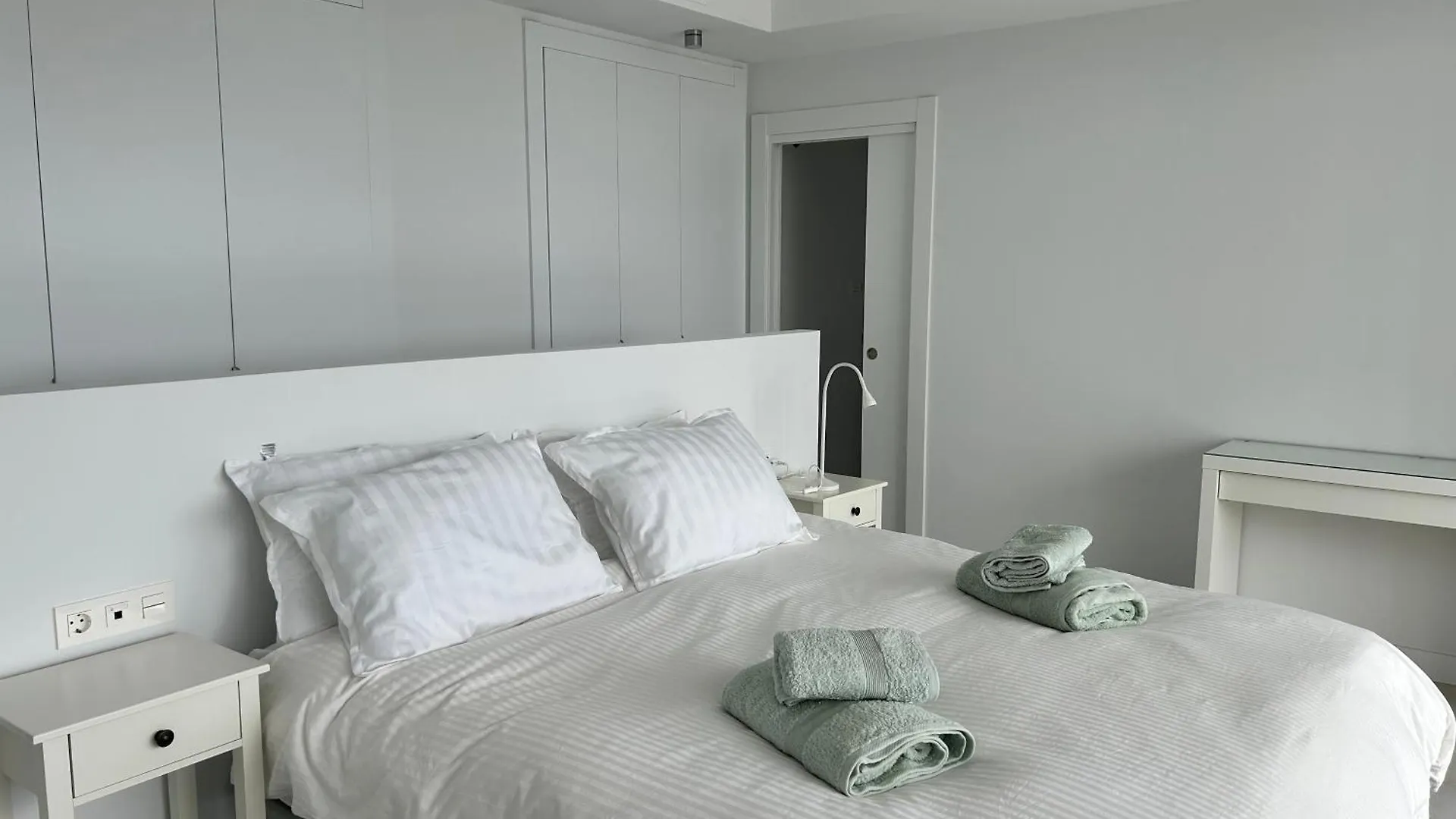 Spacious Beach House In Malaga-Cala De Mijas, Amazing See View, 3 Bedroom, Garden & Common Pool 度假居